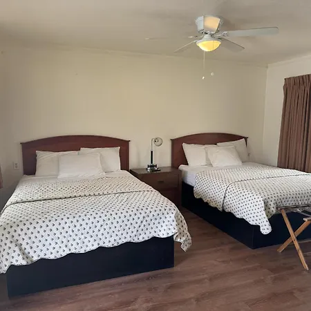 Lakeshore Lodge